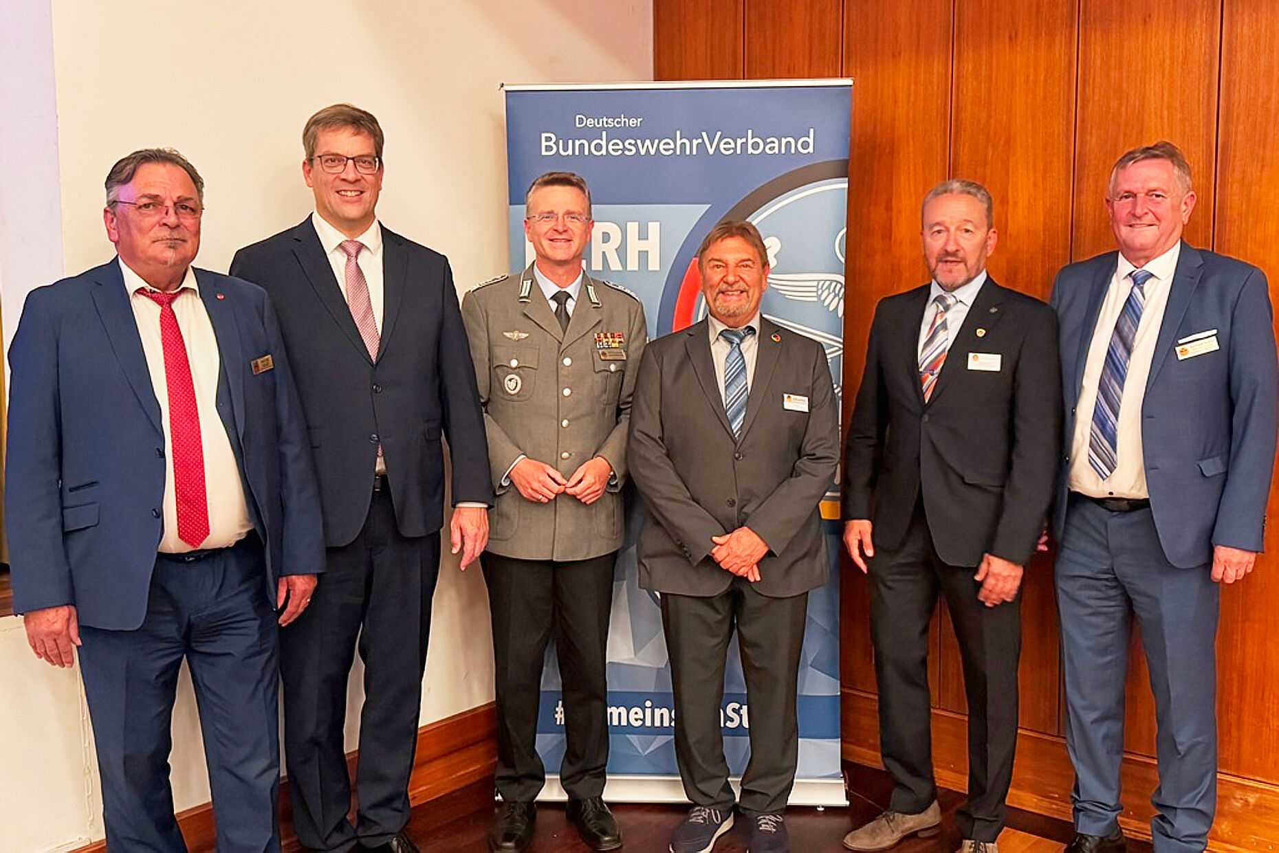 40 Jahre KERH Augsburg: Die Ehrengäste des Festakts mit Bundesvorsitzendem Oberst André Wüstner (3.v.l.), Bürgermeister Bernd Zitzelsberger (2.v.l.) und den Vorstandsvorsitzenden der Kameradschaft. Foto: li