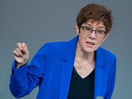 Annegret Kramp-Karrenbauer will die Bundeswehr besser gegen feindliche Angriffe mit Drohnen rüsten. Die Verteidigungsministerin verwies dazu auf den Einsatz von Drohnen bei den Kämpfen um Berg-Karabach. Foto: picture alliance/dpa | Kay Nietfeld