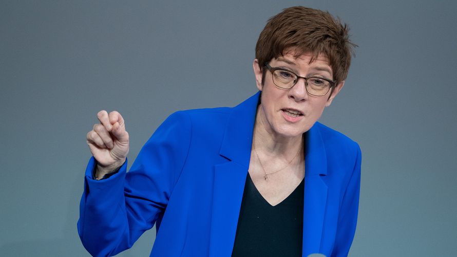 Annegret Kramp-Karrenbauer will die Bundeswehr besser gegen feindliche Angriffe mit Drohnen rüsten. Die Verteidigungsministerin verwies dazu auf den Einsatz von Drohnen bei den Kämpfen um Berg-Karabach. Foto: picture alliance/dpa | Kay Nietfeld