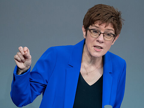 Annegret Kramp-Karrenbauer will die Bundeswehr besser gegen feindliche Angriffe mit Drohnen rüsten. Die Verteidigungsministerin verwies dazu auf den Einsatz von Drohnen bei den Kämpfen um Berg-Karabach. Foto: picture alliance/dpa | Kay Nietfeld