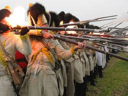 Bei der nachgestellten Schlacht von 1806 bei Jena und Auerstedt erwidern sächsische Soldaten verzweifelt das Feuer der Franzosen. Erst umfassende Reformen machten aus dem geprügelten Untergebenen den Staatsbürger in Uniform. Foto: picture-alliance/ dpa | Jan-Peter Kasper