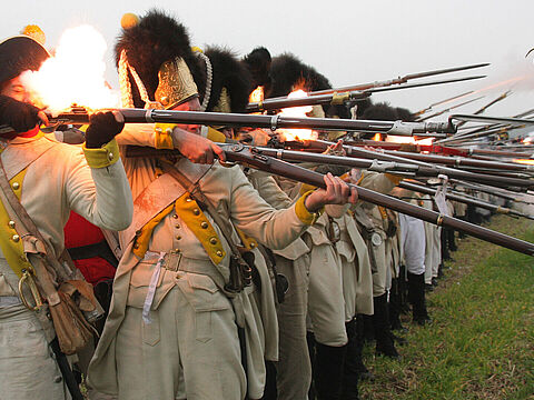Bei der nachgestellten Schlacht von 1806 bei Jena und Auerstedt erwidern sächsische Soldaten verzweifelt das Feuer der Franzosen. Erst umfassende Reformen machten aus dem geprügelten Untergebenen den Staatsbürger in Uniform. Foto: picture-alliance/ dpa | Jan-Peter Kasper