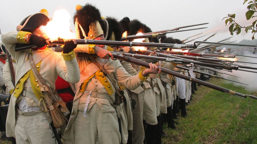 Bei der nachgestellten Schlacht von 1806 bei Jena und Auerstedt erwidern sächsische Soldaten verzweifelt das Feuer der Franzosen. Erst umfassende Reformen machten aus dem geprügelten Untergebenen den Staatsbürger in Uniform. Foto: picture-alliance/ dpa | Jan-Peter Kasper