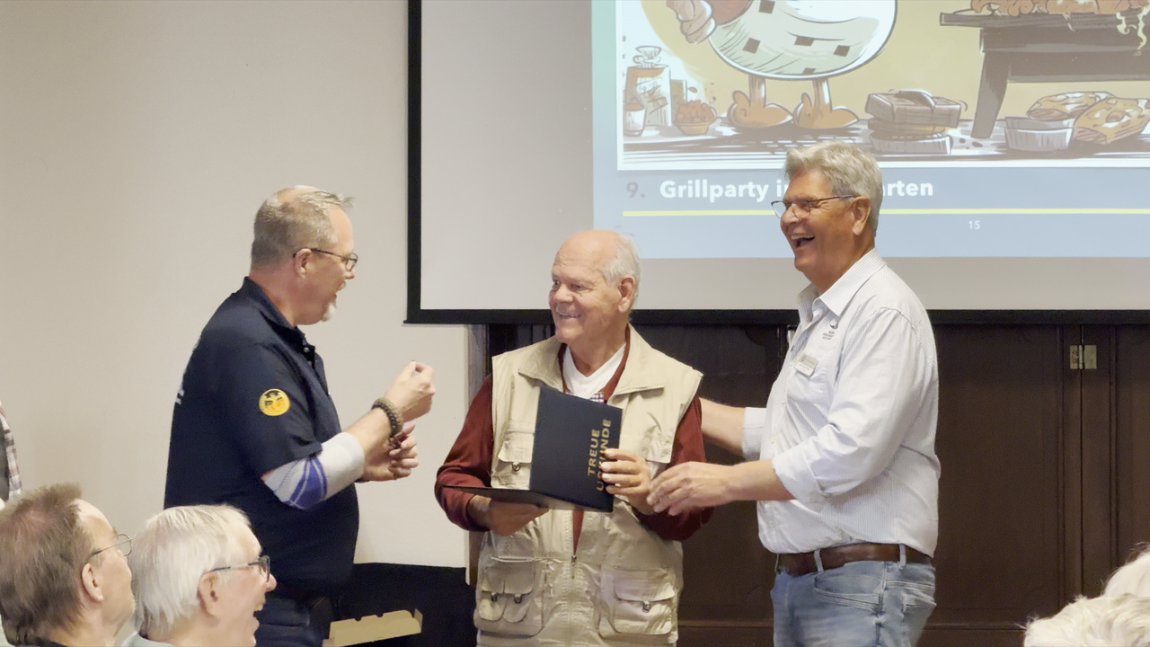 Hannes Dreier (von links) ehrt Peter Teske gemeinsam mit Karl Trautvetter. Foto: DBwV