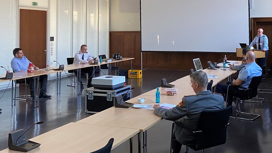 Der Vorsitzende der Truka BMVg Berliner Dienstsitz, Stabshauptmann Michael Richter bei seinem Bericht. Foto: Björn Littmann