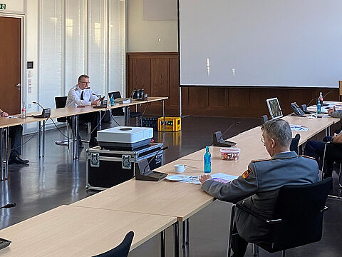 Der Vorsitzende der Truka BMVg Berliner Dienstsitz, Stabshauptmann Michael Richter bei seinem Bericht. Foto: Björn Littmann