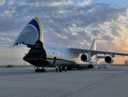 Über 120 Fahrzeuge und sechs Hubschrauber sollen u.a. mit Antonov AN-124 Frachtflugzeugen nach Deutschland überführt werden. Foto: Twitter/Bundeswehr im Einsatz