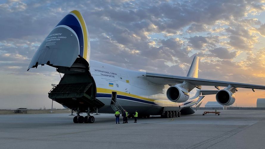 Über 120 Fahrzeuge und sechs Hubschrauber sollen u.a. mit Antonov AN-124 Frachtflugzeugen nach Deutschland überführt werden. Foto: Twitter/Bundeswehr im Einsatz