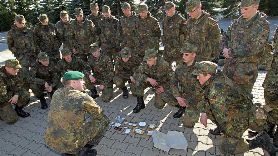 Rekruten bekommen eine Einweisung in den Inhalt einer Einmannpackung. Jetzt werden die Rationen knapp Foto: Bundeswehr/Sebastian Wilke