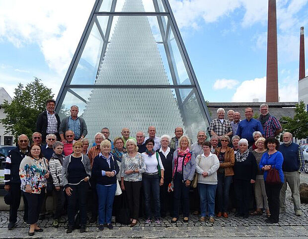 Glashütte Schott mit ihrer Pyramide aus 96363 Gläsern