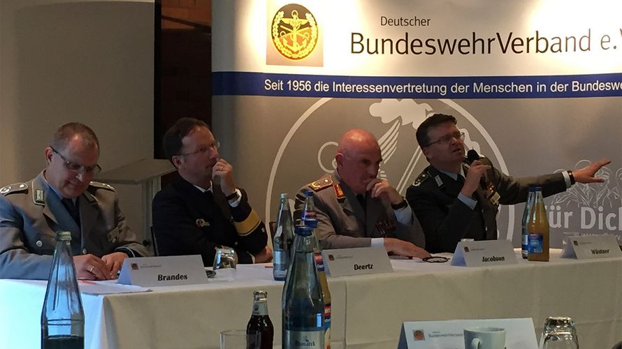 Angeregte Diskussion: Landesvorsitzender Nord, Oberstleutnant Andreas Brandes, Flottillenadmiral Axel Deertz und Generalleutnant Jacobson im Gespräch mit dem DBwV-Bundesvorsitzenden André Wüstner (v.l.) Foto: DBwV/Krause