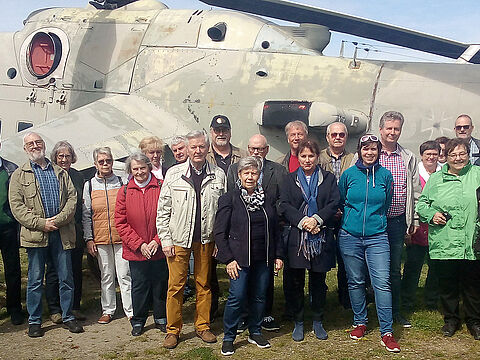 Die Teilnehmer der Tagesfahrt der KERH Marzahn-Hellersdorf im Außengelände des Luftfahrzeugtechnischen Museums Rechlin vor einer Mi24. Foto: DBwV/Intemann
