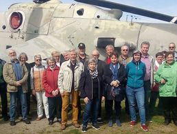 Die Teilnehmer der Tagesfahrt der KERH Marzahn-Hellersdorf im Außengelände des Luftfahrzeugtechnischen Museums Rechlin vor einer Mi24. Foto: DBwV/Intemann