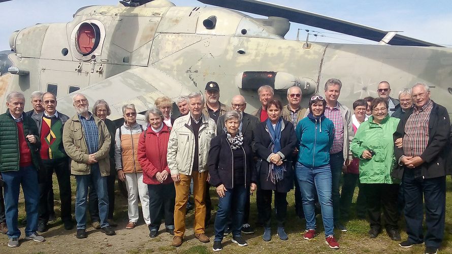 Die Teilnehmer der Tagesfahrt der KERH Marzahn-Hellersdorf im Außengelände des Luftfahrzeugtechnischen Museums Rechlin vor einer Mi24. Foto: DBwV/Intemann