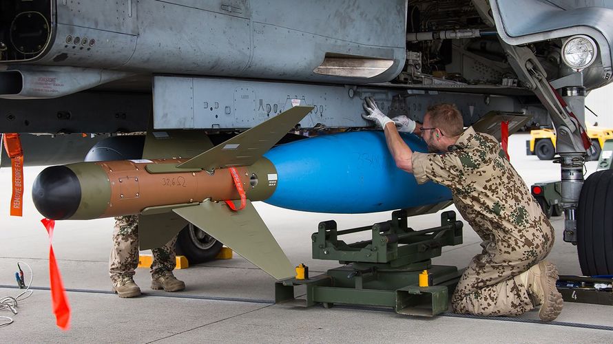 Ein Luftwaffen-Techniker montiert bei einer Übung in Südafrika eine lasergelenkte Bombe unter einen Tornado-Kampfjet. Für die zweiwöchige Übung "Blue Flag" in Israel scheint die Bundeswehr sehr sparsam mit der Ausgabe von Sonderbekleidung für das Bodenper