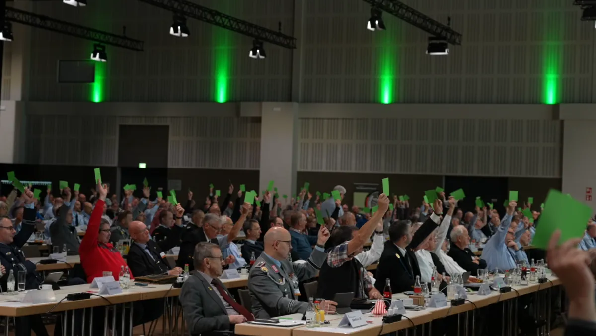 Die fast 400 Delegierten der 22. Hauptversammlung stimmten unter anderem über zahlreiche Anträge ab und wählten einen neuen Bundesvorstand. Foto: DBwV/Yann Bombeke
