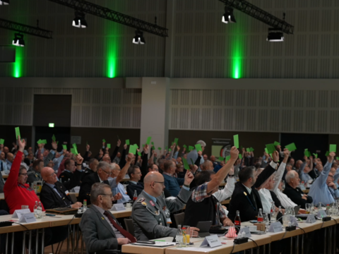 Die fast 400 Delegierten der 22. Hauptversammlung stimmten unter anderem über zahlreiche Anträge ab und wählten einen neuen Bundesvorstand. Foto: DBwV/Yann Bombeke