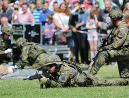 Vorführung am Tag der Bundeswehr in Plön. Dort, wo die Bundeswehr noch direkt erlebbar ist, hat sie auch ein besseres Image Foto: Bundeswehr