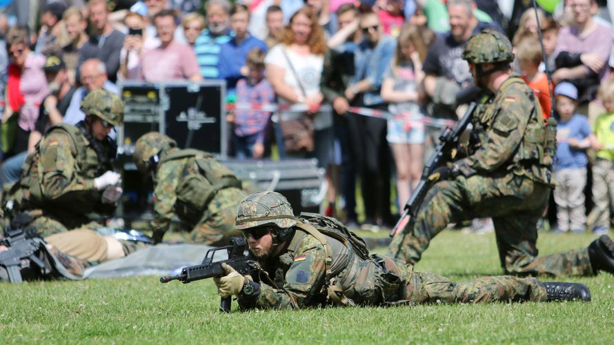 Vorführung am Tag der Bundeswehr in Plön. Dort, wo die Bundeswehr noch direkt erlebbar ist, hat sie auch ein besseres Image Foto: Bundeswehr