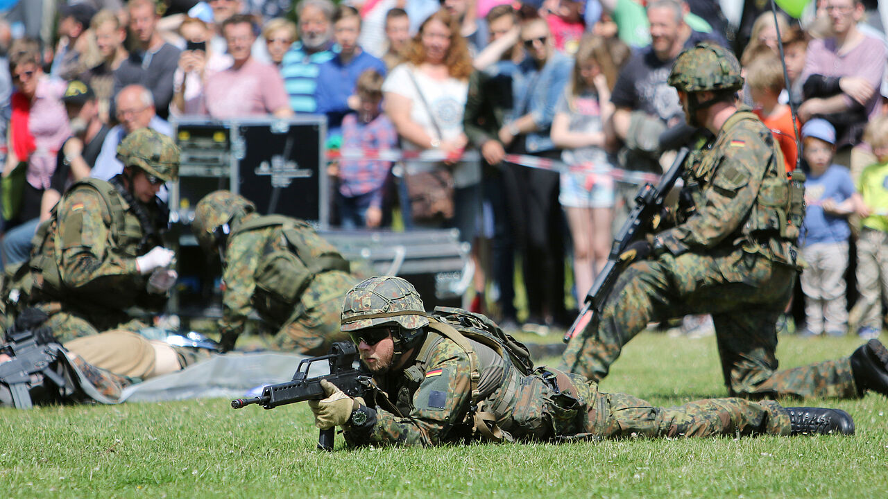 Vorführung am Tag der Bundeswehr in Plön. Dort, wo die Bundeswehr noch direkt erlebbar ist, hat sie auch ein besseres Image Foto: Bundeswehr