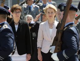 Ursula von der Leyen (CDU), scheidende Verteidigungsministerin und neugewählte EU-Kommissionspräsidentin, und ihre Nachfolgerin Annegret Kramp-Karrenbauer (l.), Bundesvorsitzende der CDU, bei der Amtseinführung im Bundesverteidigungsministerium. Foto: Wolfgang Kumm/dpa