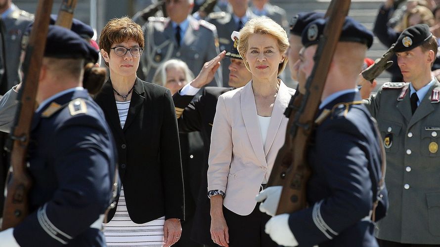 Ursula von der Leyen (CDU), scheidende Verteidigungsministerin und neugewählte EU-Kommissionspräsidentin, und ihre Nachfolgerin Annegret Kramp-Karrenbauer (l.), Bundesvorsitzende der CDU, bei der Amtseinführung im Bundesverteidigungsministerium. Foto: Wolfgang Kumm/dpa