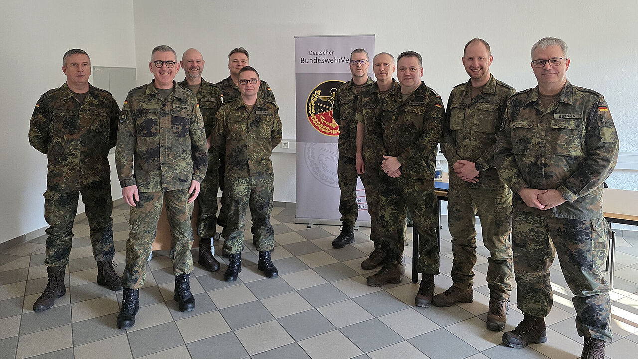 Der wiedergewählte Vorsitzende der TruKa LogKdo: Oberstleutnant Andreas Mühlberg (2.v.l.) bedankte sich im Anschluss an die Wahl gemeinsam mit seinem Stellvertreter, Stabsfeldwebel Kai Hartenstein (3.v.r.) und den gewählten Beisitzern bei den Angehörigen der TruKa LogKdoBw für das entgegengebrachte Vertrauen. Foto: Alexander Dreiser