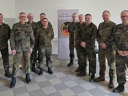 Der wiedergewählte Vorsitzende der TruKa LogKdo: Oberstleutnant Andreas Mühlberg (2.v.l.) bedankte sich im Anschluss an die Wahl gemeinsam mit seinem Stellvertreter, Stabsfeldwebel Kai Hartenstein (3.v.r.) und den gewählten Beisitzern bei den Angehörigen der TruKa LogKdoBw für das entgegengebrachte Vertrauen. Foto: Alexander Dreiser