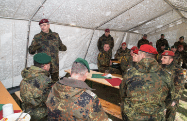 Der Inspekteur Heer im Gespräch mit Führungskräften der USH. Foto: DBwV/Bombeke