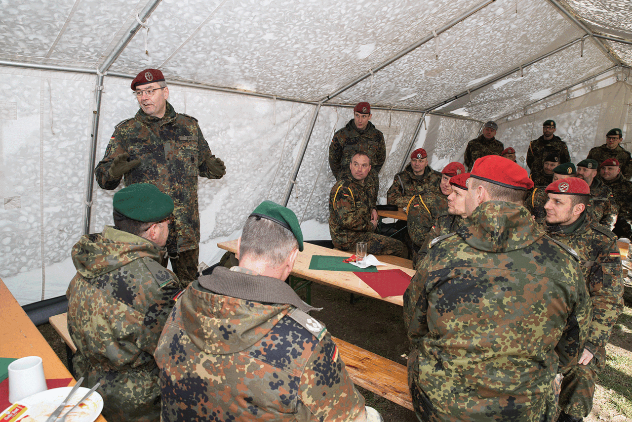 Der Inspekteur Heer im Gespräch mit Führungskräften der USH. Foto: DBwV/Bombeke
