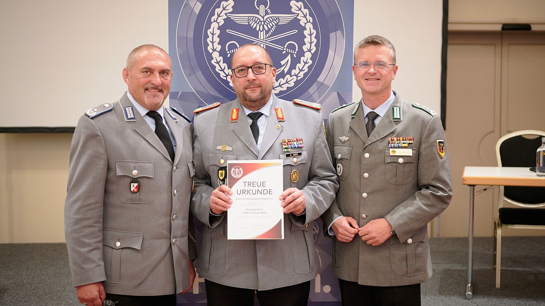 Der Stellvertretende Kommandeur der 10. Panzerdivision, Brigadegeneral André Abed (M.), erhielt vom Bundesvorsitzenden Oberst André Wüstner (r.) und vom Landesvorsitzenden Oberstleutnant a.D. Josef Rauch die Auszeichnung für 40 Jahre Mitgliedschaft im DBwV. Foto: Ingo Kaminsky