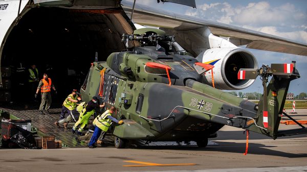 Logistiker entladen den Mehrzweckhubschrauber NH-90 aus dem ukrainischen Transportflugzeug Antonow AN-124 auf dem Flughafen Halle-Leipzig. Foto: Bundeswehr/Michael In der Aue