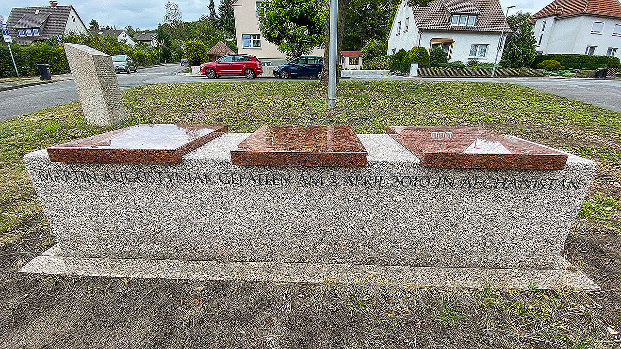 Der Gedenkplatz für Martin Augustyniak in Bielefeld wird auch offiziell den Namen des in Afghanistan gefallenen Hauptgefreiten tragen. Foto: Andreas Zobe/Neue Westfälische