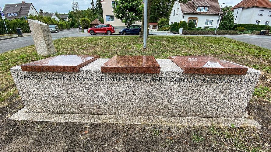 Dieser Platz in Bielefeld-Quelle soll künftig den Namen von Martin Augustyniak tragen. Die Bank steht seit etwa einem Jahr dort. Kameraden des gefallenen Soldaten installierten nachträglich noch eine Steele. Foto: Andreas Zobe/Neue Westfälische