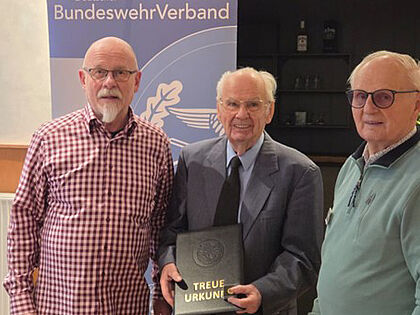 Oberstleutnant a.D. Klaus Jeske (M.) nach der Aushändigung der Urkunde durch Hauptmann a.D. Joachim Triemer (l.). Mit dabei war der langjährige Beisitzer Oberstabsfeldwebel a.D. Rudi Gogolin.