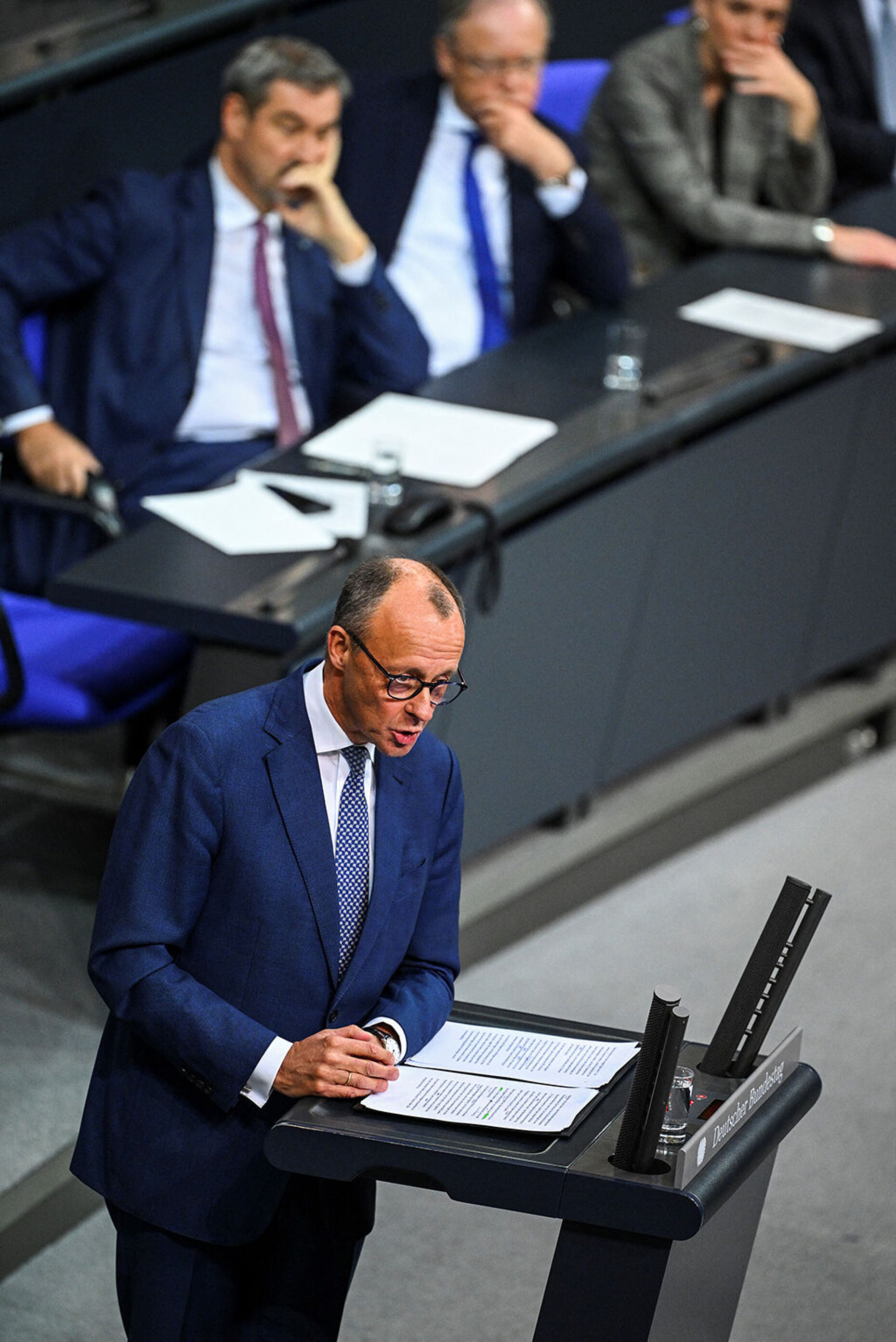 CDU-Chef Friedrich Merz wirft dem Kanzler vor, das Land zu spalten. Foto: picture alliance/REUTERS/Annegret Hilse