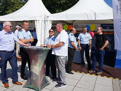 Vertreter des Bundesvorstands und des Landesverbands Ost informierten über die Arbeit des Deutschen Bundeswehrverbands.