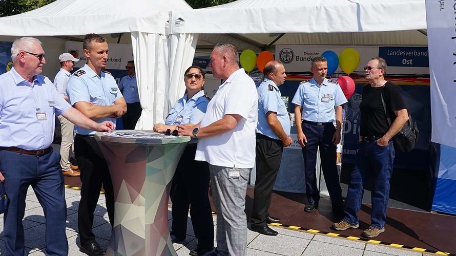 Vertreter des Bundesvorstands und des Landesverbands Ost informierten über die Arbeit des Deutschen Bundeswehrverbands.