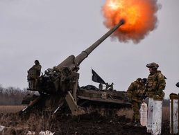 Der Westen darf in seiner Unterstützung für die Ukraine nicht nachlassen. Das Foto zeigt ukrainische Artilleriesoldaten, die sich nahe Bachmut gegen die russischen Angreifer wehren. Foto: picture alliance / ZUMAPRESS.com / Madeleine Kelly