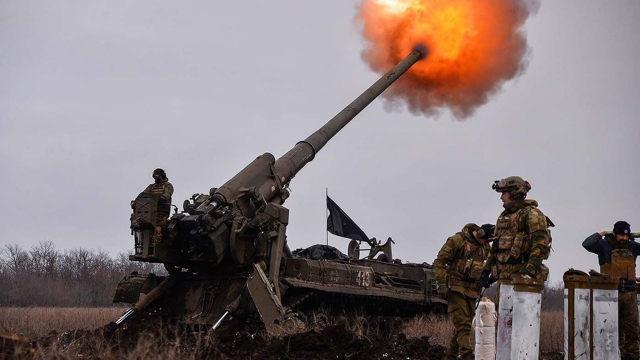 Der Westen darf in seiner Unterstützung für die Ukraine nicht nachlassen. Das Foto zeigt ukrainische Artilleriesoldaten, die sich nahe Bachmut gegen die russischen Angreifer wehren. Foto: picture alliance / ZUMAPRESS.com / Madeleine Kelly