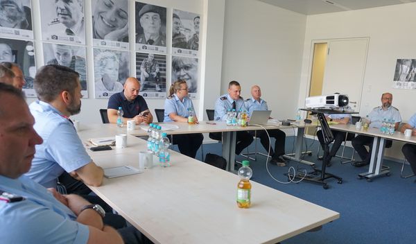 Oberstleutnant i.G. Marcel Bohnert (mitte, 2. von rechts), sprach zum Thema Veteranentag. Foto: DBwV/Eva Krämer