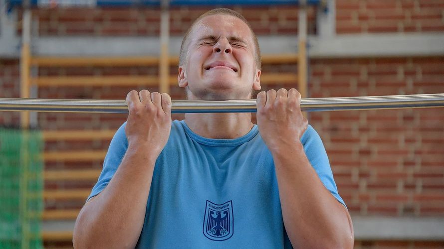 Hagenow in Mecklenburg-Vorpommern: Hans Junge, freiwillig Wehrdienstleistender, nimmt an einem Fitness-Test teil. Die Bundeswehr will die körperliche Leistungsfähigkeit mit einer neuen Grundausbildung steigern. Foto: dpa