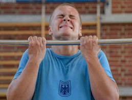 Hagenow in Mecklenburg-Vorpommern: Hans Junge, freiwillig Wehrdienstleistender, nimmt an einem Fitness-Test teil. Die Bundeswehr will die körperliche Leistungsfähigkeit mit einer neuen Grundausbildung steigern. Foto: dpa