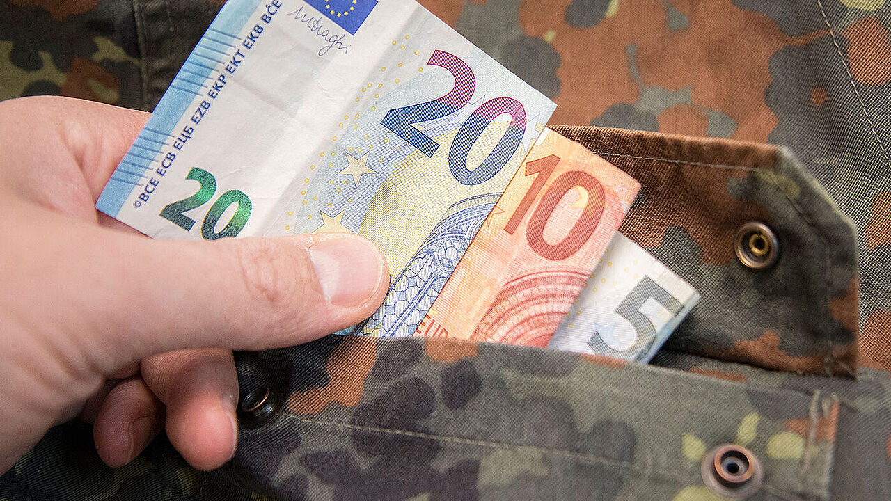 Dank des Engagements des Deutschen BundeswehrVerbands werden die Auslandsdienstbezüge bei bloßer Bereitstellung von Gemeinschaftsunterkunft nicht mehr gekürzt und die bereits entstandenen Abzüge nachgezahlt. Foto: DBwV/Willem gr. Darrelmann