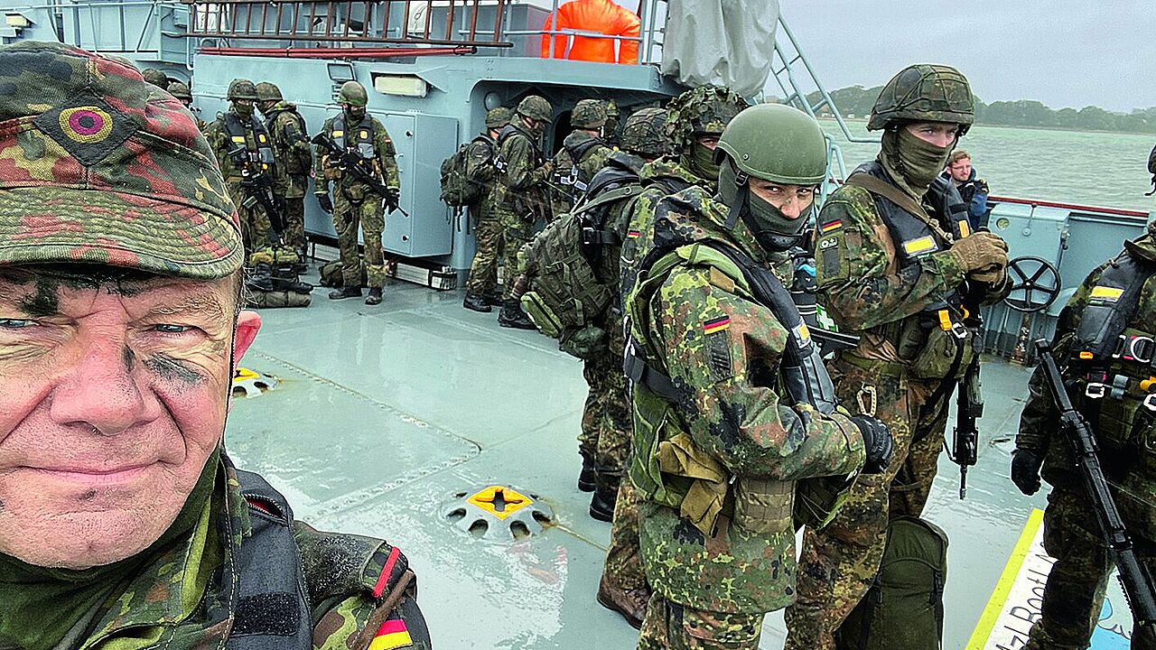 Johann Wadephul liegt die Bundeswehr am Herzen: Im Aufklärungsbataillon 6 übte der CDU-Bundestagsabgeordnete vor kurzem als Reservist. Nun traf sich Wadephul zum Austausch mit dem Bundesvorsitzenden, Oberstleutnant André Wüstner. Foto: privat