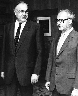 Oktober 1982: Bereits wenige Tage nach dem Regierungswechsel erhält der Bundesvorsitzende, Heinz Volland (r.) Gelegenheit zu einem ersten Gespräch mit dem neuen Bundeskanzler, Helmut Kohl (l.).