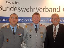 v.l. Oberstleutnant Michael Hoppstädter, Stabsfeldwebel Gerd Dombrowski und Bürgermeister Eduard Kolle Foto: LV Nord/DBwV
