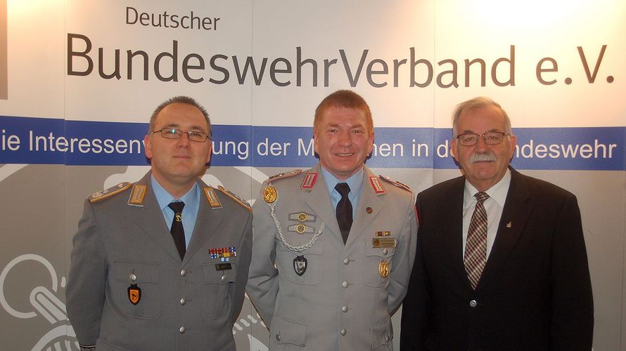 v.l. Oberstleutnant Michael Hoppstädter, Stabsfeldwebel Gerd Dombrowski und Bürgermeister Eduard Kolle Foto: LV Nord/DBwV