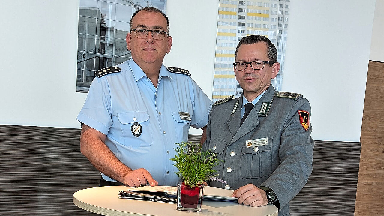 Hptm Schwade tauscht sich regelmäßig mit den Verantwortlichen im DBwV aus, um Informationen zu erhalten und aktuelle Herausforderungen mitzuteilen. Foto: DBwV/Schlobohm
