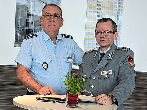 Hptm Schwade tauscht sich regelmäßig mit den Verantwortlichen im DBwV aus, um Informationen zu erhalten und aktuelle Herausforderungen mitzuteilen. Foto: DBwV/Schlobohm